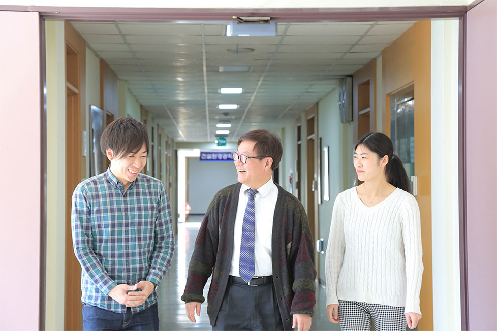 Sungkyunkwan University (Korea) /><span>This is Prof. Kyung-Soo Jun, the head of the Graduate School of Water Resources. He is responsible for this project.</span></div>
										<div class=
